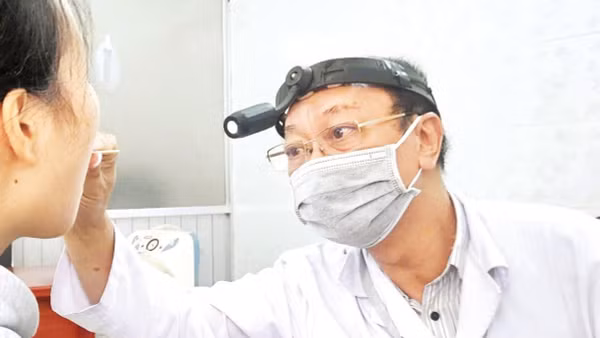 Bác sĩ Trung tâm y tế khu vực Hồ Tràm đang khám bệnh.