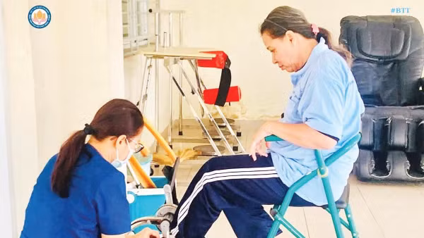 Hoạt động thăm khám sức khỏe tại Trung tâm bảo trợ Người tàn tật Hiệp Bình Chánh.