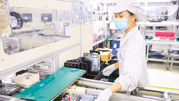 Sản xuất linh kiện điện tử trong doanh nghiệp FDI tại Khu công nghiệp Vân Trung, Bắc Ninh.