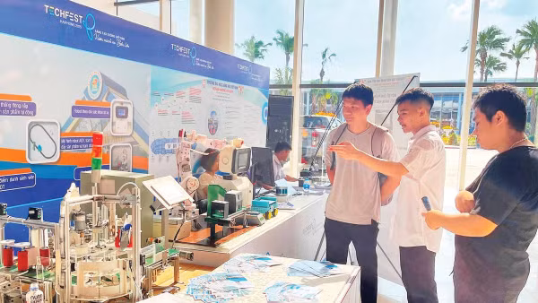 Trưng bày sản phẩm khoa học, công nghệ tại Techfest Hải Phòng 2025.