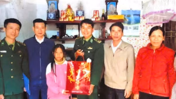 Cán bộ Đồn Biên phòng Cảng cửa khẩu Diêm Điền thăm, tặng quà cháu Nguyễn Thảo Nhi.