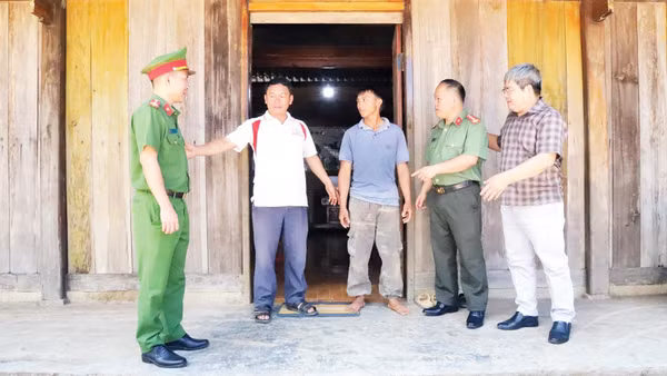 Lãnh đạo Ủy ban nhân dân và Công an xã Ea Kiết tuyên truyền, vận động người dân ở buôn H'Mông tự nguyện giao nộp vũ khí, vật liệu nổ, công cụ hỗ trợ.