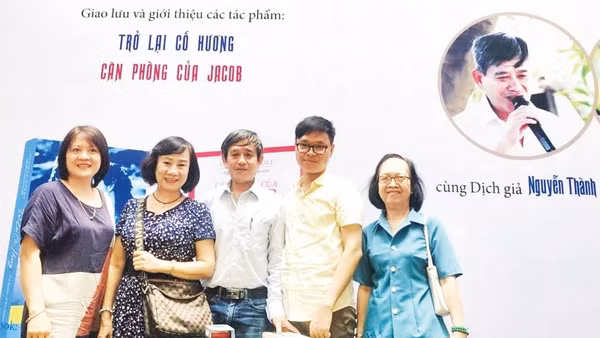 Nhà văn công an Võ Chí Nhất (thứ hai từ phải qua) và các bạn văn.