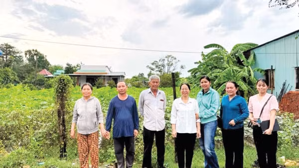 Cán bộ Hội Nông dân xã Bình Chánh xuống tận nhà nông dân để hỗ trợ kết nối đầu ra nông sản cho bà con (Ảnh CTV)