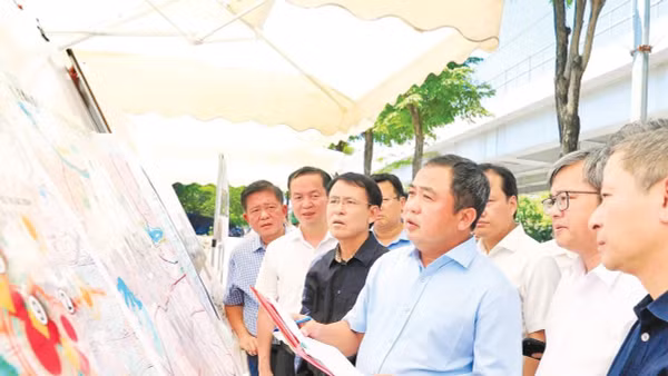 Bí thư Thành ủy Hà Nội Trần Đức Thắng kiểm tra tiến độ dự án Tây Thăng Long tại phường Đông Ngạc.