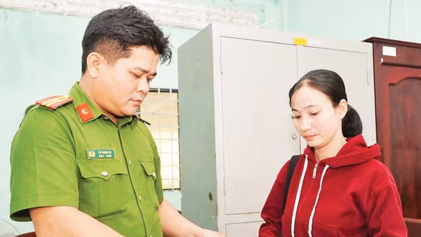 Lực lượng công an hướng dẫn người dân kích hoạt và tích hợp thông tin, dữ liệu trên ứng dụng VNeID mức 2.