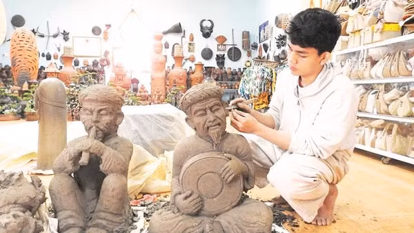 Ngày càng có nhiều thanh niên người Chăm quay lại học nghề truyền thống.