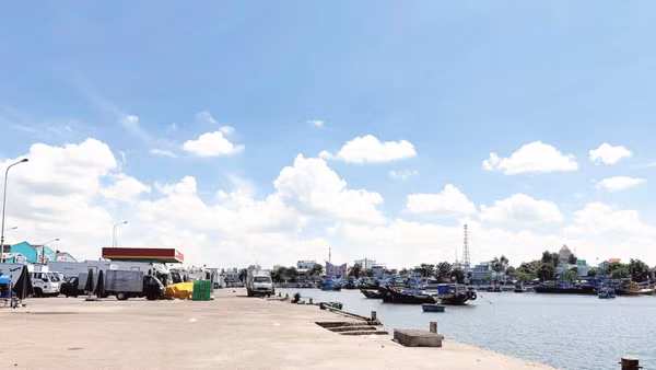 Cảng cá Phan Thiết được vệ sinh thường xuyên trong ngày.