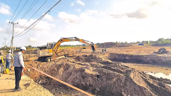 Đơn vị thi công đang đẩy nhanh tiến độ thi công đường dẫn kết nối đường 827E (Quốc lộ 50B) kết nối Thành phố Hồ Chí Minh-Tây Ninh-Đồng Tháp.