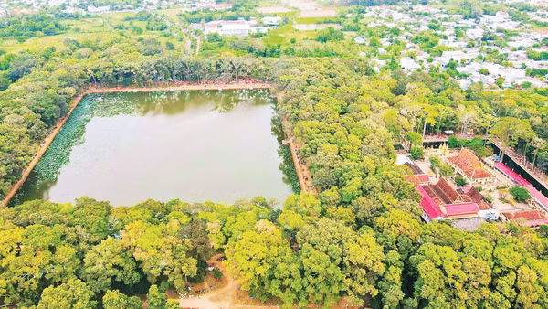Làng văn hóa du lịch Khmer Trà Vinh tại phường Nguyệt Hóa, tỉnh Vĩnh Long thu hút đông đảo du khách đến trải nghiệm các hoạt động văn hóa, lễ hội.