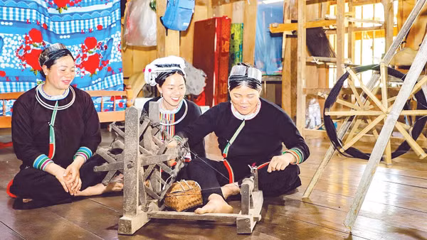 Trên quê hương mới, phụ nữ người Sán Chỉ (Lâm Đồng) vẫn miệt mài bên khung dệt, với mong muốn bảo tồn trang phục truyền thống của dân tộc mình (Ảnh HỒ MAI)