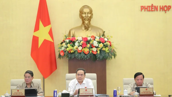 Việt Nam Coi Trọng Và Mong Muốn Thúc Đẩy Quan Hệ Hữu Nghị, Hợp Tác Nhiều Mặt Với Liên Bang Saint Kitts Và Nevis Chủ Tịch Quốc Hội Trần Thanh Mẫn Và Các Phó Chủ Tịch Quốc Hội Tại Phiên Họp Của Ủy Ban Thường Vụ Quốc Hội Chiều 16/10. (Ảnh: Duy Linh)