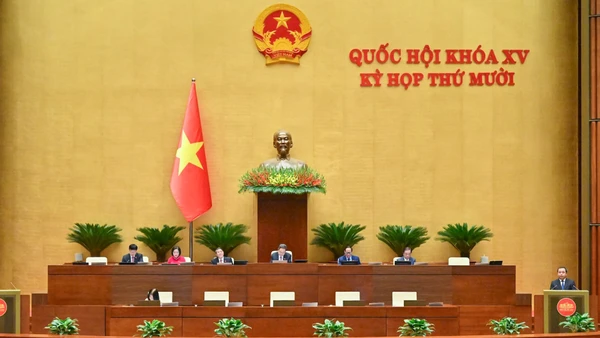 Bộ trưởng Nông nghiệp và Môi trường Trần Đức Thắng báo cáo tiếp thu, giải trình, chỉnh lý dự thảo Nghị quyết trước khi Quốc hội bấm nút thông qua. (Ảnh: DUY LINH)