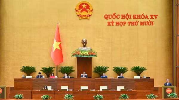 Bộ trưởng Nông nghiệp và Môi trường Trần Đức Thắng báo cáo tiếp thu, giải trình, chỉnh lý dự thảo Nghị quyết trước khi Quốc hội bấm nút thông qua. (Ảnh: DUY LINH)