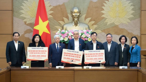 Trao kinh phí hỗ trợ của thành phố Hà Nội cho 3 tỉnh Đắk Lắk, Lâm Đồng, Khánh Hòa