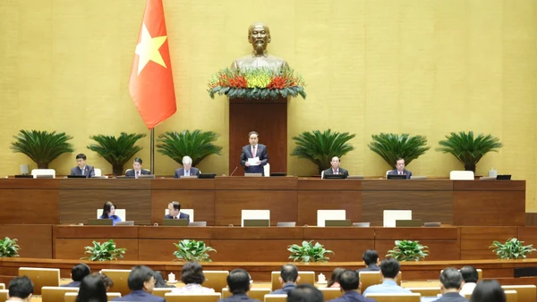 Chủ tịch Quốc hội Trần Thanh Mẫn điều hành nội dung phiên họp sáng 4/12. (Ảnh: DUY LINH)