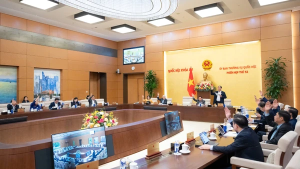 Ủy ban Thường vụ Quốc hội biểu quyết tại phiên họp chiều 24/12. (Ảnh: DUY LINH)