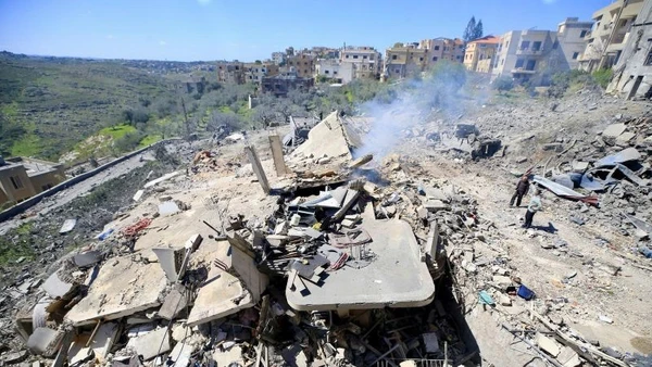 Cảnh đổ nát sau cuộc không kích của Israel tại Sir al-Gharbiyeh, Liban. (Ảnh: THX/TTXVN)