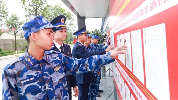Cán bộ, chiến sĩ cơ quan Bộ Tư lệnh Cảnh sát biển nghiên cứu danh sách ứng cử viên.