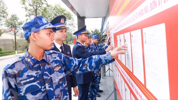 Cán bộ, chiến sĩ cơ quan Bộ Tư lệnh Cảnh sát biển nghiên cứu danh sách ứng cử viên.