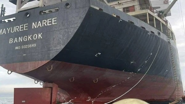 Tàu chở hàng Mayuree Naree đăng ký tại Thái Lan bị tấn công ở khu vực eo biển Hormuz ngày 11/3/2026. (Ảnh: THX/TTXVN)