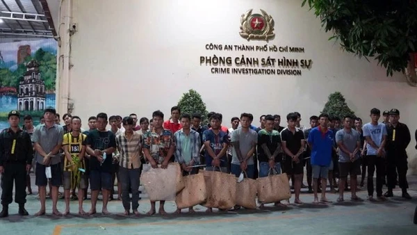 Các đối tượng tổ chức và tham gia đánh bạc bằng hình thức đá gà. 