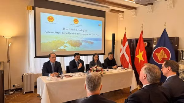 Đoàn công tác tại buổi làm việc tại Đại sứ quán Việt Nam tại Đan Mạch. (Ảnh: Bộ Tài chính)