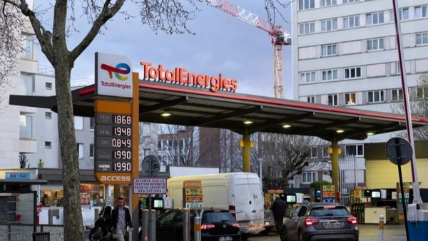 Bơm xăng cho các phương tiện tại một trạm xăng ở Paris, Pháp. (Ảnh: THX/TTXVN)