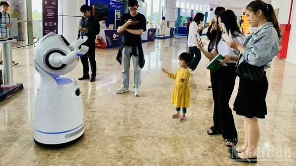 Robot xuất hiện ngày càng nhiều, lực lượng lao động càng hơn bao giờ cần nâng cao chất lượng cao. (Ảnh: HNV)