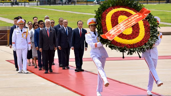 Thủ tướng Timor-Leste Kay Rala Xanana Gusmao đến đặt vòng hoa và vào Lăng viếng Chủ tịch Hồ Chí Minh.