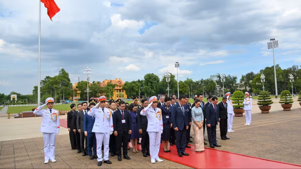 Thủ tướng Thái Lan Anutin Charnvirakul cùng Đoàn đại biểu cấp cao tưởng niệm Chủ tịch Hồ Chí Minh.