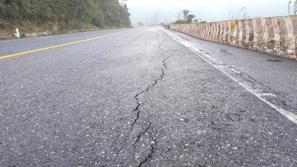Vết nứt dọc theo mặt đường trên Quốc lộ 1 đoạn qua đèo Ngang, nối 2 tỉnh Quảng Trị và Hà Tĩnh.
