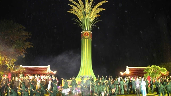 Chương trình nghệ thuật chính luận “Lời tri ân - dòng sông hoa lửa” diễn ra ngay bên bến phà II sông Long Đại.