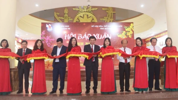 Các đại biểu cắt băng khai mạc Hội báo xuân Bính Ngọ 2026 của tỉnh Quảng Trị.