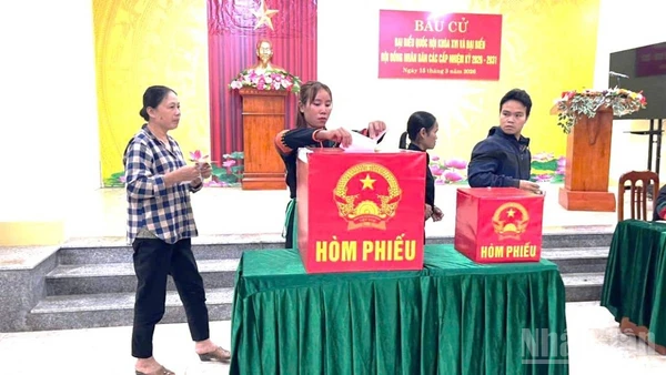 Cử tri người Rục bỏ phiếu tại bản Mò O Ồ Ồ, xã Kim Phú, tỉnh Quảng Trị.