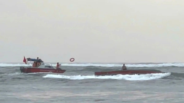 Lực lượng của Đồn Biên phòng Nhật Lệ ứng cứu thuyền trưởng tàu cá QB-11064 TS bị chìm.