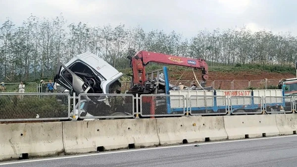 Hiện trường vụ tai nạn sáng 8/12 trên trên cao tốc đoạn qua tỉnh Quảng Trị (Quảng Bình cũ).