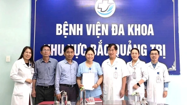 Nhân viên y tế Lê Thị Phượng được biểu dương, khen thưởng vì đã có hành động đẹp. (Ảnh: HL)