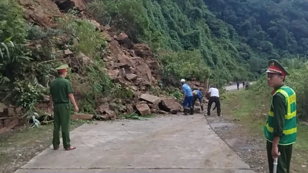 Đường Hồ Chí Minh đoạn qua xã Trường Sơn, tỉnh Quảng Trị xảy ra sạt lở đất, đá với khối lượng lớn.