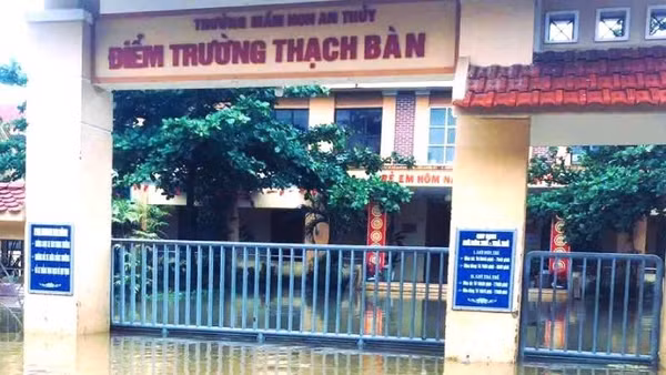 Điểm trường mầm non ở xã Lệ Thủy, tỉnh Quảng Trị bị ngập sâu trong nước.