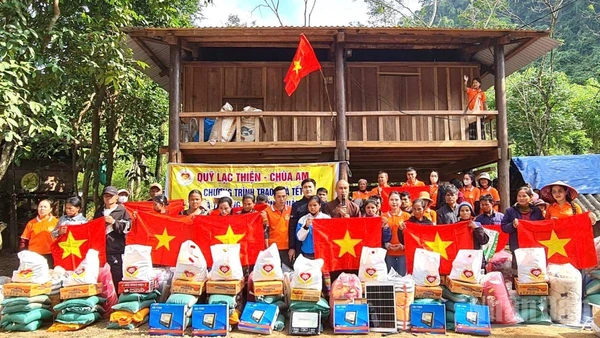 Đoàn thiện nguyện băng rừng, lội suối vào tận bản Dốc Mây, xã Trường Sơn tặng quà Tết cho đồng bào Bru-Vân Kiều 