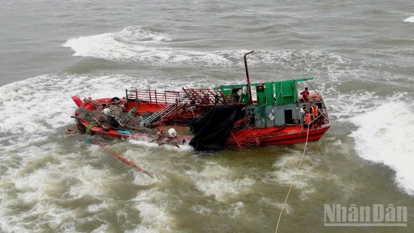 Tàu cá bị nạn ngay cửa sông Nhật Lệ, 8 ngư dân được ứng cứu kịp thời.