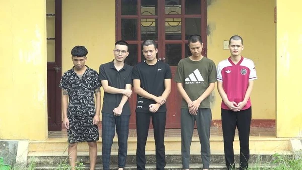 Các đối tượng làm giấy tờ giả bị khởi tố. (Ảnh: QV)