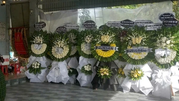 Vòng hoa của chính quyền địa phương, nhà trường và các tập thể, cá nhân đến viếng nữ sinh xấu số.