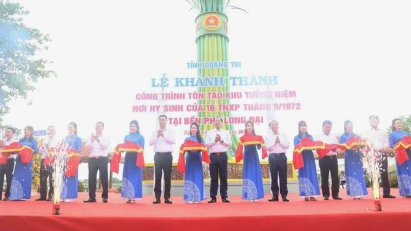 Các đồng chí lãnh đạo Đảng, Nhà nước và các địa phương cắt băng khánh thành công trình tôn tạo Khu tưởng niệm nơi hy sinh của 16 thanh niên xung phong (tháng 9/1972) tại bến phà Long Đại.
