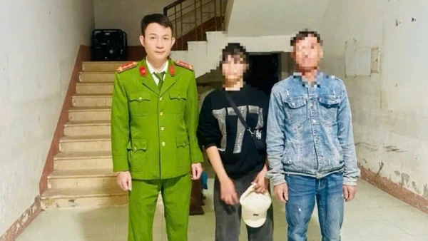 Công an xã Trường Ninh giao cô gái cho gia đình đón về. (Ảnh: Công an QT)