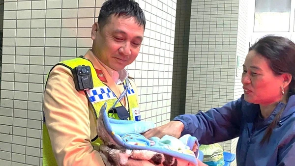 Chiến sĩ cảnh sát giao thông hỗ trợ sản phụ sinh con an toàn ngay trên xe ô-tô. 