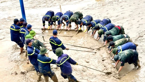 Công an tỉnh Quảng Trị hợp sức cào bùn ở sân trường tại thành phố Huế