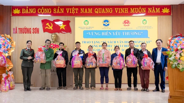 Đoàn công tác của Phòng Công tác chính trị, Công an tỉnh Quảng Trị tặng quà Tết cho các hộ gia đình đặc biệt khó khăn.