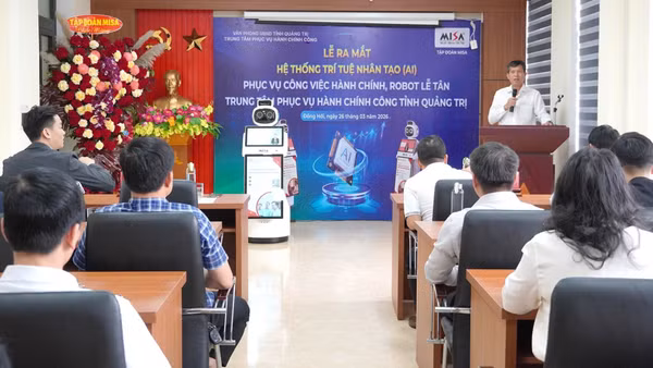 Ủy nhân dân tỉnh Quảng Trị phối hợp Công ty cổ phần MISA ra mắt thử nghiệm “Hệ thống trí tuệ nhân tạo phục vụ công việc hành chính và robot lễ tân phục vụ hành chính công”. (Ảnh: MAI ANH)